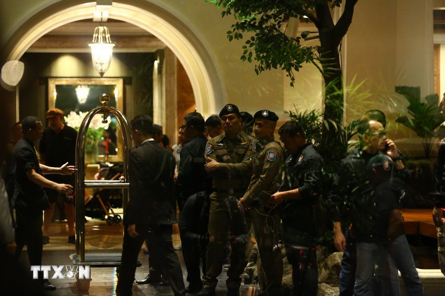 Cảnh sát Thái Lan được triển khai bên ngoài khách sạn Grand Hyatt Erawan ở thủ đô Bangkok, nơi phát hiện các công dân Việt Nam thiệt mạng. (Nguồn: THX/TTXVN) Cảnh sát Thái Lan được triển khai bên ngoài khách sạn Grand Hyatt Erawan ở thủ đô Bangkok, nơi phát hiện các công dân Việt Nam thiệt mạng. (Nguồn: THX/TTXVN)