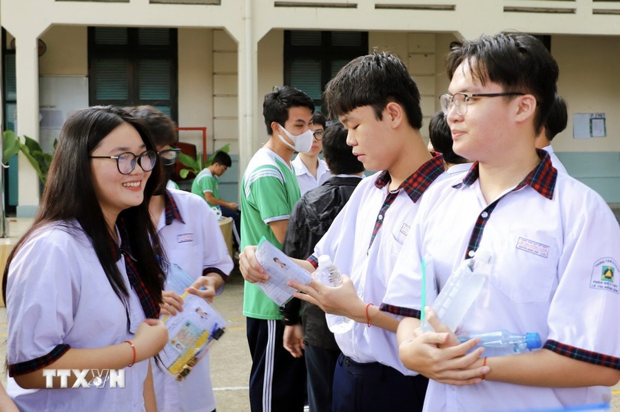 Các thí sinh trao đổi trước giờ thi. (Ảnh: Hồng Giang/TTXVN) Các thí sinh trao đổi trước giờ thi. (Ảnh: Hồng Giang/TTXVN)