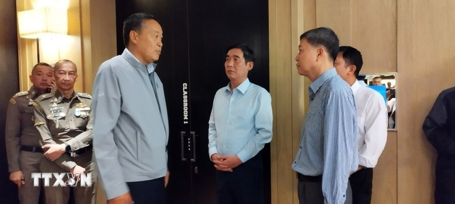 Thủ tướng Thái Lan Srettha Thavisin và Đại sứ Việt Nam tại Thái Lan Phạm Việt Hùng (thứ 4, từ trái sang) tới hiện trường vụ việc. (Ảnh: TTXVN phát) Thủ tướng Thái Lan Srettha Thavisin và Đại sứ Việt Nam tại Thái Lan Phạm Việt Hùng (thứ 4, từ trái sang) tới hiện trường vụ việc. (Ảnh: TTXVN phát)