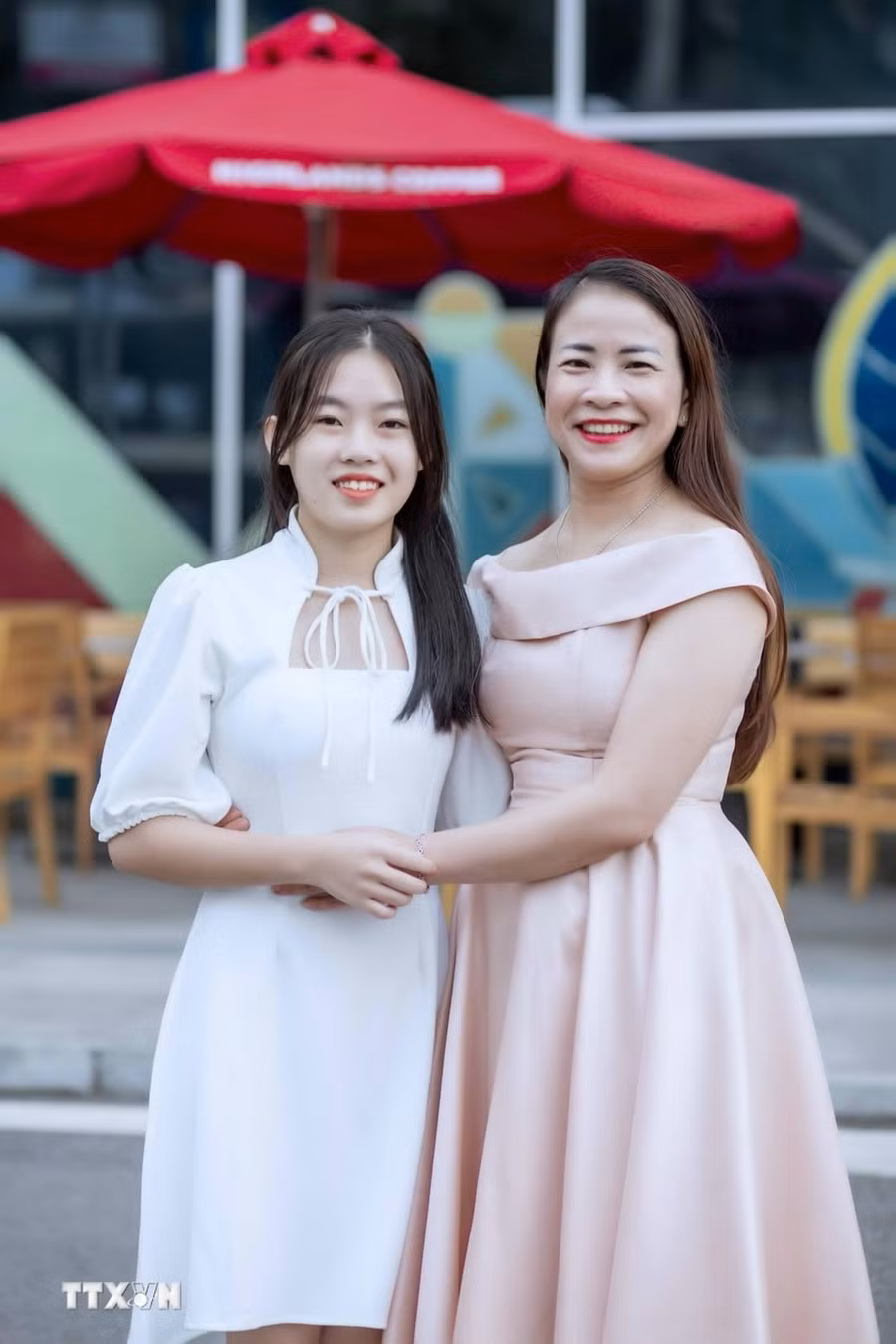 Tân thủ khoa khối C toàn quốc với 29,75 điểm Lương Thị Hồng Thu và cô giáo chủ nhiệm. (Ảnh: TTXVN phát)