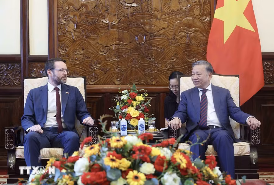 Chủ tịch nước Tô Lâm tiếp Đại sứ Vương quốc Liên hiệp Anh và Bắc Ireland tại Việt Nam lain Frew. (Ảnh: Nhan Sáng/TTXVN) Chủ tịch nước Tô Lâm tiếp Đại sứ Vương quốc Liên hiệp Anh và Bắc Ireland tại Việt Nam lain Frew. (Ảnh: Nhan Sáng/TTXVN)