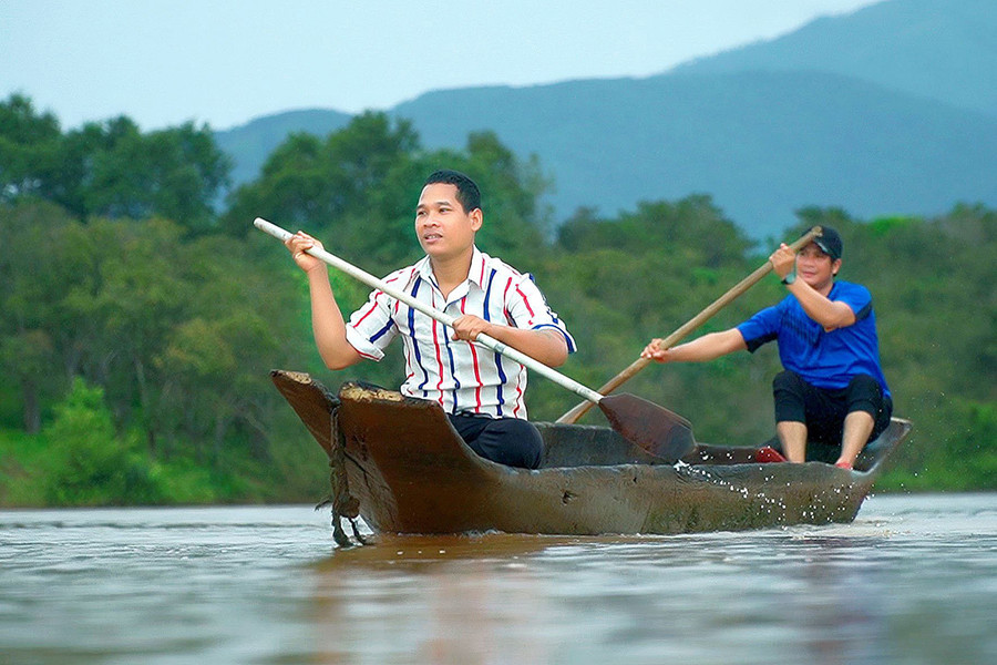Các vận động viên xã Ia Khai (huyện Ia Grai) tích cực tập luyện chuẩn bị tham gia Hội đua thuyền độc mộc trên sông Pô Cô tranh cúp A Sanh. Ảnh: Đức Thụy
