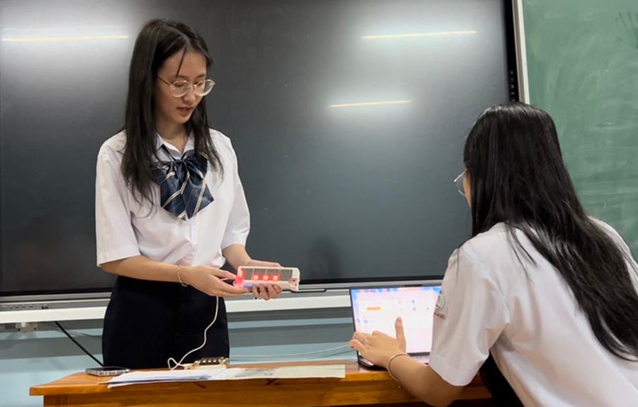 Nhóm học sinh thực hiện thao tác kết nối trình duyệt đồng hồ thông minh. Ảnh: Hoàng Anh Phượng