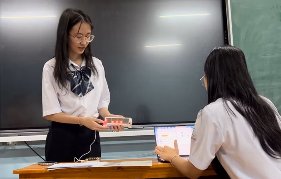 Nhóm học sinh thực hiện thao tác kết nối trình duyệt đồng hồ thông minh. Ảnh: Hoàng Anh Phượng