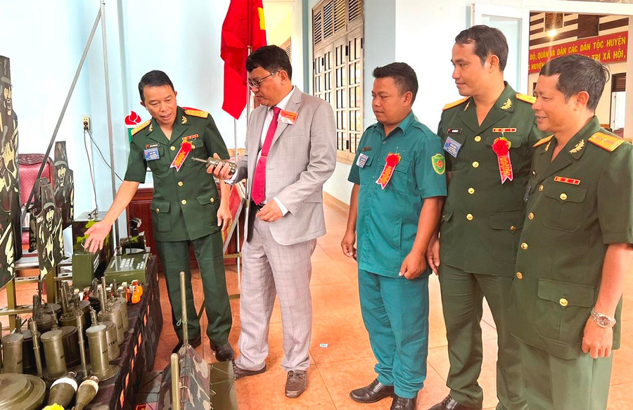 Bí thư Huyện ủy Chư Păh Nay Kiên (thứ 4 từ phải sang) cùng cán bộ Ban CHQS huyện tham quan gian hàng mô phỏng của LLVT huyện. Ảnh: Đ.Y Bí thư Huyện ủy Chư Păh Nay Kiên (thứ 4 từ phải sang) cùng cán bộ Ban CHQS huyện tham quan gian hàng mô phỏng của LLVT huyện. Ảnh: Đ.Y