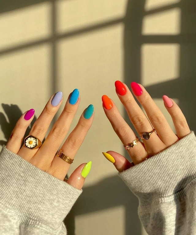 Xu hướng này cho phép bạn tự do sáng tạo và “vui chơi” cùng màu sắc. Nếu đang tìm kiếm một vẻ ngoài sáng chói và ấn tượng, hãy tìm đến sự kết hợp của những gam màu nóng như: Đỏ, cam, xanh neon hay vàng…