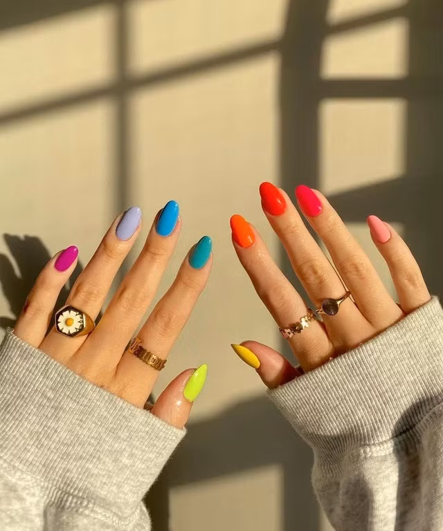 Xu hướng này cho phép bạn tự do sáng tạo và “vui chơi” cùng màu sắc. Nếu đang tìm kiếm một vẻ ngoài sáng chói và ấn tượng, hãy tìm đến sự kết hợp của những gam màu nóng như: Đỏ, cam, xanh neon hay vàng…