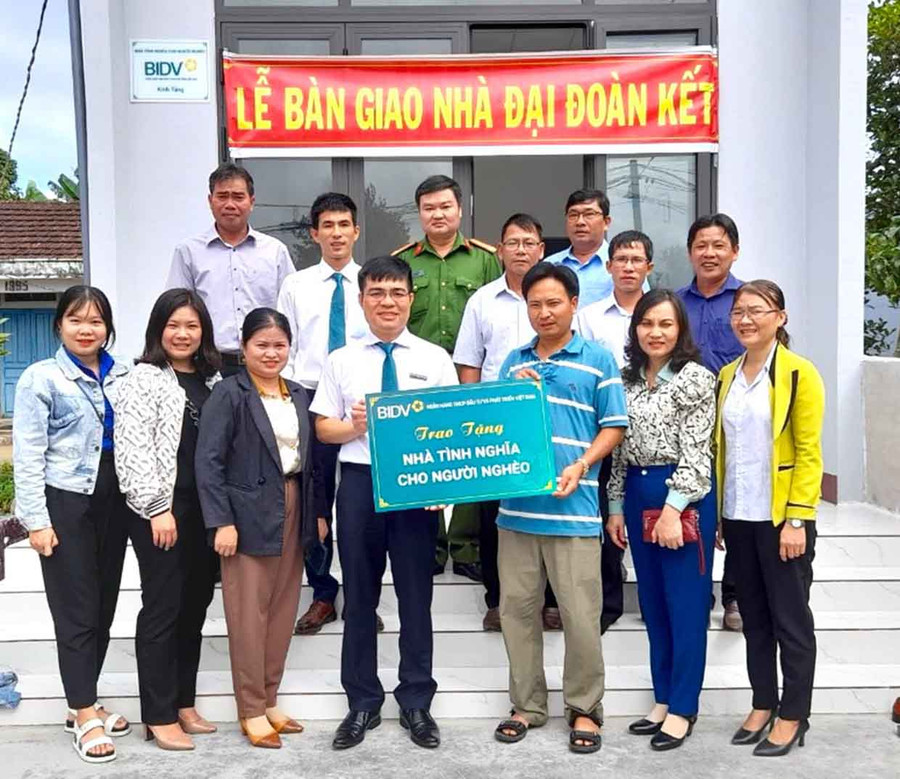 Từ nguồn Quỹ “Vì người nghèo” của thị xã An Khê và các Mạnh Thường Quân, nhiều hộ nghèo được hỗ trợ kinh phí xây dựng nhà ở, ổn định cuộc sống. Ảnh: Phi Điềm