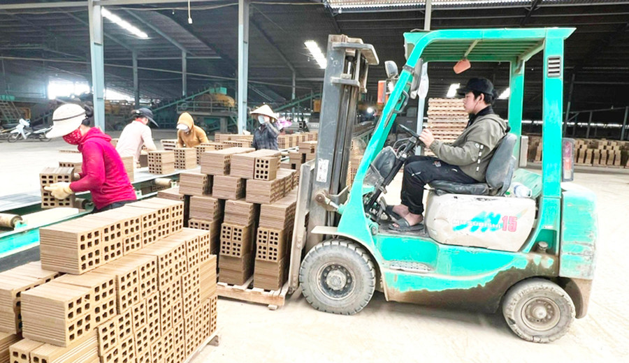 Công nhân làm việc tại Nhà máy gạch Thái Hoàng (xã Chư A Thai, huyện Phú Thiện). Ảnh: Đinh Yến Công nhân làm việc tại Nhà máy gạch Thái Hoàng (xã Chư A Thai, huyện Phú Thiện). Ảnh: Đinh Yến