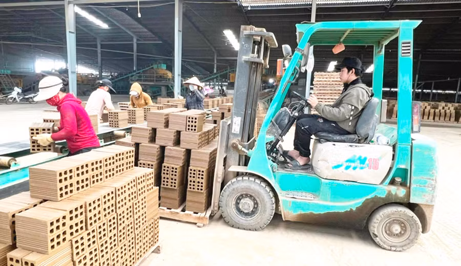 Công nhân làm việc tại Nhà máy gạch Thái Hoàng (xã Chư A Thai, huyện Phú Thiện). Ảnh: Đinh Yến