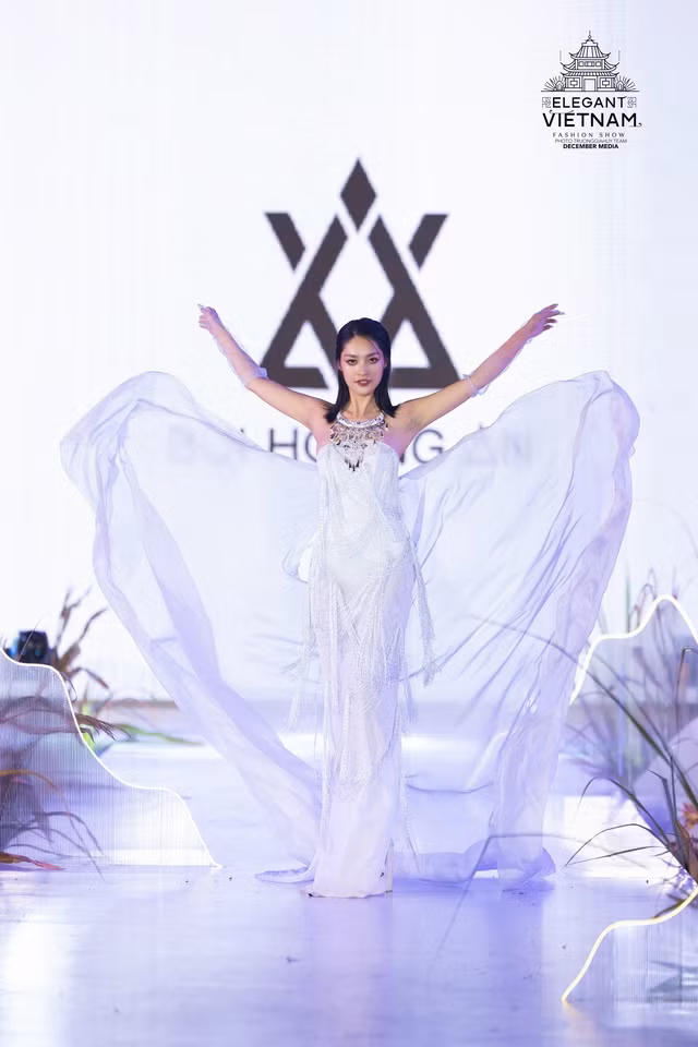 Thần thái hoa hậu trên sàn catwalk