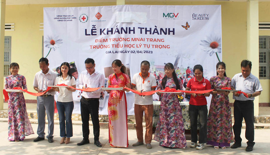Các đại biểu cắt băng khánh thành phòng học tại điểm trường thôn Mơ Nai Trang (Trường Tiểu học Lý Tự Trọng, xã Ia Piar). Ảnh: V.C Các đại biểu cắt băng khánh thành phòng học tại điểm trường thôn Mơ Nai Trang (Trường Tiểu học Lý Tự Trọng, xã Ia Piar). Ảnh: V.C
