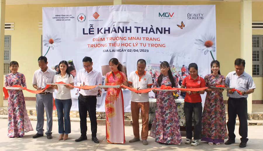 Các đại biểu cắt băng khánh thành phòng học tại điểm trường thôn Mơ Nai Trang (Trường Tiểu học Lý Tự Trọng, xã Ia Piar). Ảnh: V.C