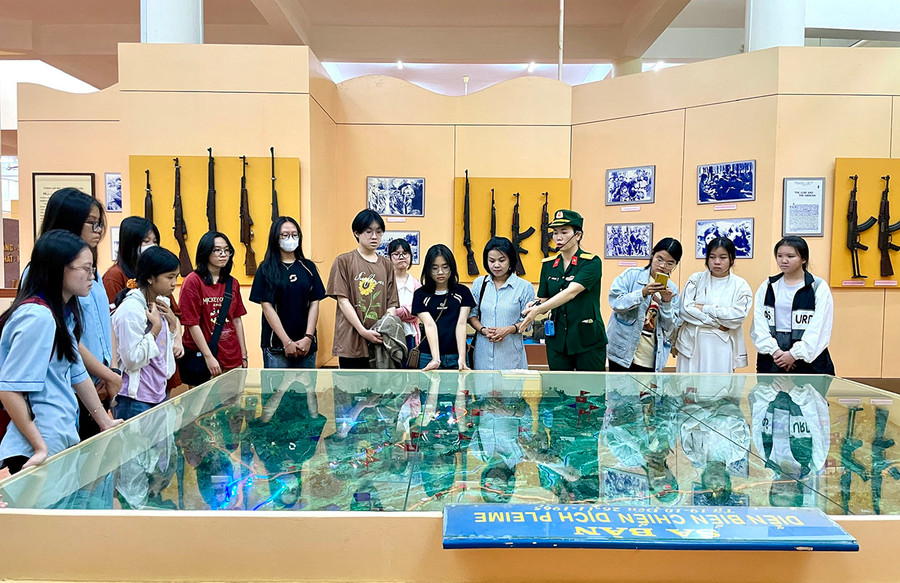 Học viên lớp bồi dưỡng văn học trẻ-văn học dân tộc thiểu số tham quan Bảo tàng Quân đoàn 3. Ảnh: L.N Học viên lớp bồi dưỡng văn học trẻ-văn học dân tộc thiểu số tham quan Bảo tàng Quân đoàn 3. Ảnh: L.N