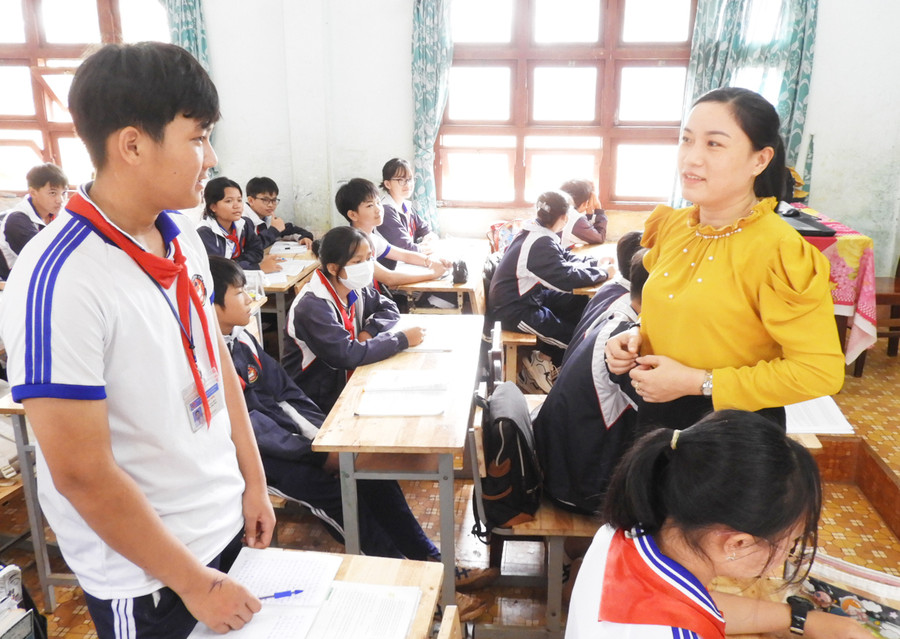 Cô giáo Lê Thị Kim Tuyền trong tiết dạy môn Ngữ văn cho học sinh khối lớp 7 Trường THCS Võ Thị Sáu. Ảnh: Thanh Nhật