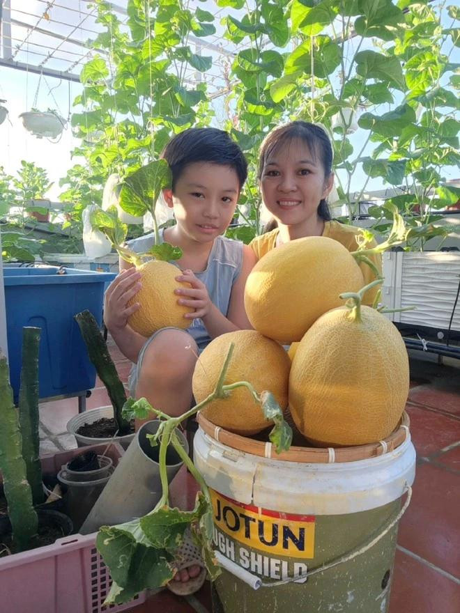 Khu vườn giúp gia đình chị Luy gắn kết hơn và 2 con nhỏ có không gian để vui chơi, trải nghiệm.Ảnh NVCC