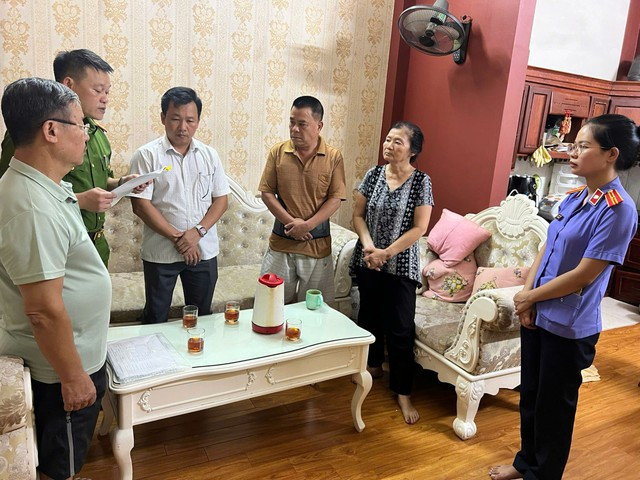Cơ quan tố tụng đọc lệnh bắt ông Phạm Hồng Thuận. Ảnh: Công an cung cấp Cơ quan tố tụng đọc lệnh bắt ông Phạm Hồng Thuận. Ảnh: Công an cung cấp