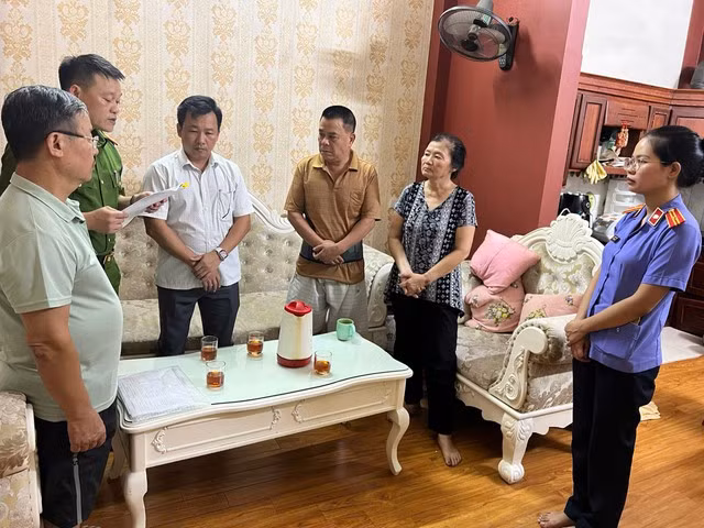 Cơ quan tố tụng đọc lệnh bắt ông Phạm Hồng Thuận. Ảnh: Công an cung cấp