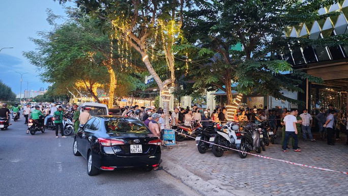 Nhân viên quán karaoke tại Đà Nẵng chém khách đến chết - Ảnh 2. Lực lượng chức năng phong tỏa hiện trường, điều tra nguyên nhân vụ án mạng.