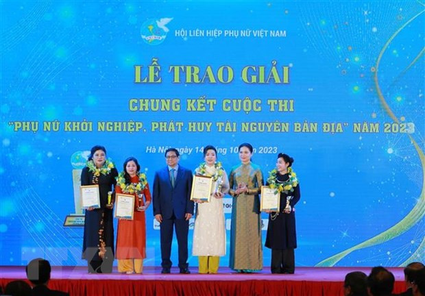 Thủ tướng Phạm Minh Chính và các tác giả đạt giải Đặc biệt, giải Nhất Cuộc thi "Phụ nữ khởi nghiệp, phát huy tài nguyên bản địa" năm 2023. (Ảnh: Phương Hoa/TTXVN) Thủ tướng Phạm Minh Chính và các tác giả đạt giải Đặc biệt, giải Nhất Cuộc thi "Phụ nữ khởi nghiệp, phát huy tài nguyên bản địa" năm 2023. (Ảnh: Phương Hoa/TTXVN)