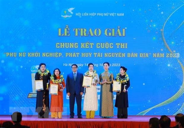 Thủ tướng Phạm Minh Chính và các tác giả đạt giải Đặc biệt, giải Nhất Cuộc thi "Phụ nữ khởi nghiệp, phát huy tài nguyên bản địa" năm 2023. (Ảnh: Phương Hoa/TTXVN)