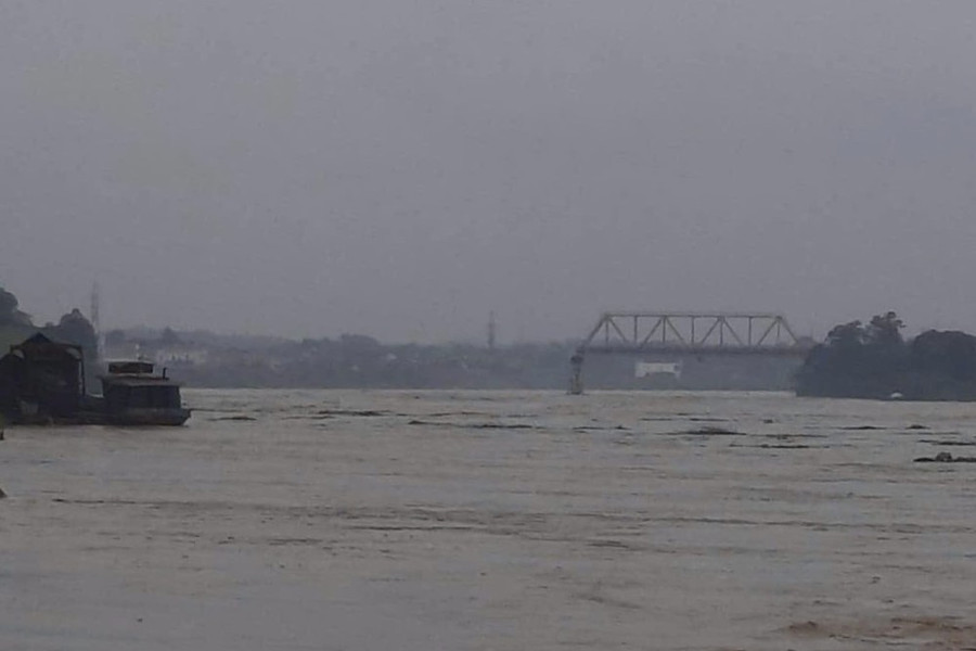 Cầu Phong Châu nhìn từ xa. Cầu Phong Châu nhìn từ xa.