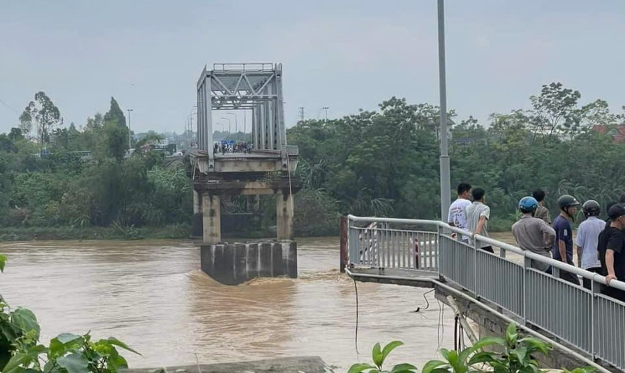 Hiện trường cầu Phong Châu bị sập Hiện trường cầu Phong Châu bị sập