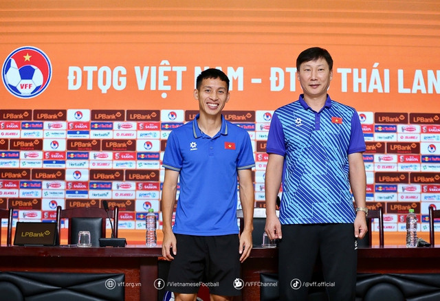Đỗ Hùng Dũng và HLV Kim Sang-sik