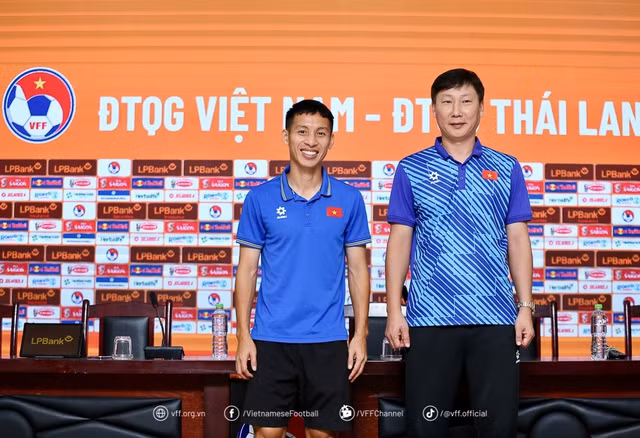 Đỗ Hùng Dũng và HLV Kim Sang-sik