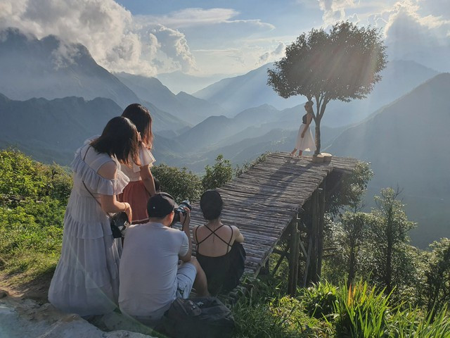 Khá đông du khách trẻ xếp hàng chờ sẵn để đến lượt săn ảnh. Ảnh: KHANG KA