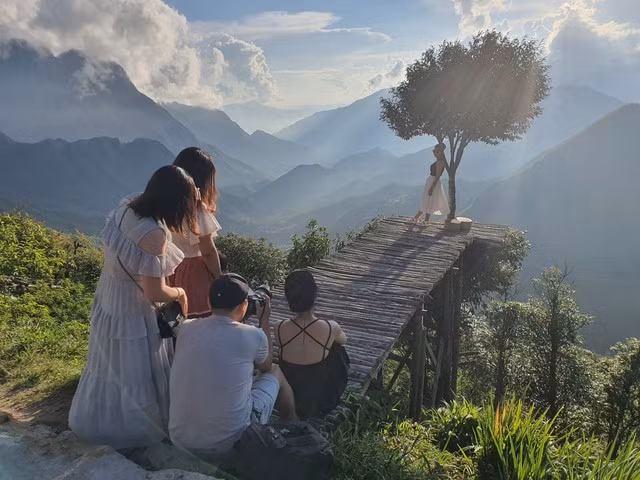 Khá đông du khách trẻ xếp hàng chờ sẵn để đến lượt săn ảnh. Ảnh: KHANG KA