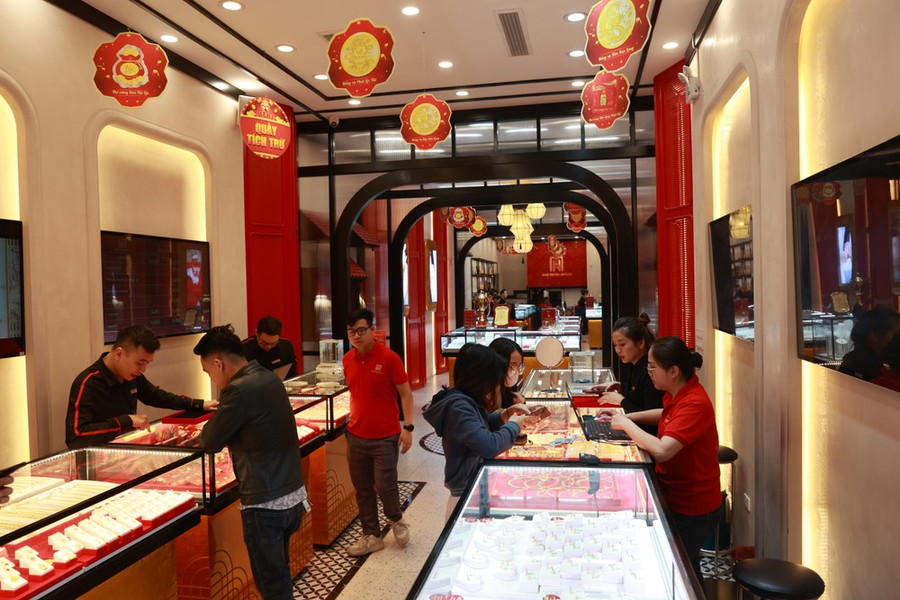 Giao dịch vàng tại doanh nghiệp. (Ảnh: PV/Vietnam+) Giao dịch vàng tại doanh nghiệp. (Ảnh: PV/Vietnam+)