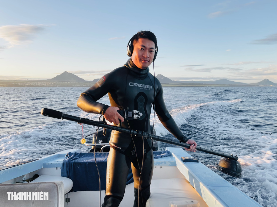 Ngoài kỹ năng lặn thì các thiết bị lặn, chụp ảnh chuyên nghiệp là yếu tố không thể thiếu, gồm máy dò thủy âm (ảnh). Mỗi ngày ra khơi đi tìm cá voi đối với anh Thiện thật nhiêu khê và phụ thuộc “hên xui”, không hôm nào giống hôm nào. Có hôm vừa ra khơi đã thấy cột nước bắn lên đằng xa của cá nhà táng, nhưng cũng có hôm lênh đênh cả ngày giữa biển chẳng thấy con nào, mà biển lại mênh mông... Ảnh: Nguyễn Ngọc Thiện Ngoài kỹ năng lặn thì các thiết bị lặn, chụp ảnh chuyên nghiệp là yếu tố không thể thiếu, gồm máy dò thủy âm (ảnh). Mỗi ngày ra khơi đi tìm cá voi đối với anh Thiện thật nhiêu khê và phụ thuộc “hên xui”, không hôm nào giống hôm nào. Có hôm vừa ra khơi đã thấy cột nước bắn lên đằng xa của cá nhà táng, nhưng cũng có hôm lênh đênh cả ngày giữa biển chẳng thấy con nào, mà biển lại mênh mông... Ảnh: Nguyễn Ngọc Thiện