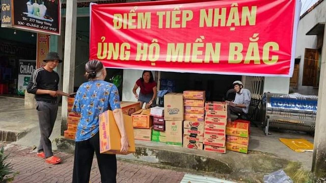 Người dân H.Đăk Glei ủng hộ người dân miền Bắc. ẢNH: TRIỆU THANH Người dân H.Đăk Glei ủng hộ người dân miền Bắc. ẢNH: TRIỆU THANH