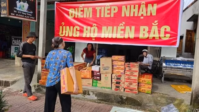 Người dân H.Đăk Glei ủng hộ người dân miền Bắc. ẢNH: TRIỆU THANH