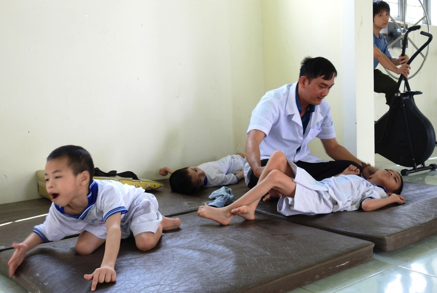 Chăm sóc trẻ em bị khuyết tật do di chứng từ chất độc da cam tại Trung tâm Bảo trợ xã hội tỉnh. Ảnh: TH Chăm sóc trẻ em bị khuyết tật do di chứng từ chất độc da cam tại Trung tâm Bảo trợ xã hội tỉnh. Ảnh: TH