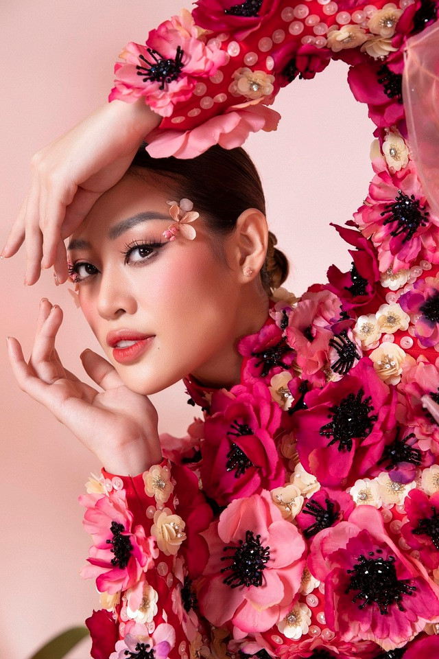 Hoa hậu Khánh Vân không đặt nặng cát sê khi diễn áo dài cho NTK Minh Châu - Ảnh 5. Về phía Minh Châu, nhà thiết kế đánh giá cao Khánh Vân vì tinh thần yêu nghề. Anh chia sẻ: “Tôi bất ngờ là khi đã trở thành hoa hậu, Vân vẫn giữ được những tính cách trước đây của mình. Điều này tôi vô cùng trân quý". Ảnh: Lê Thiện Viễn