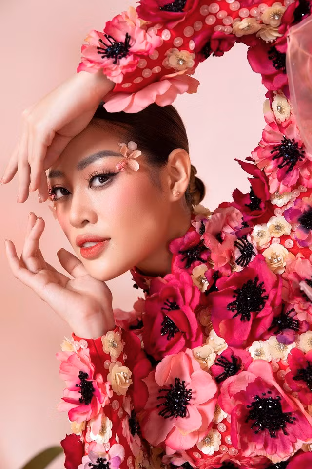 Về phía Minh Châu, nhà thiết kế đánh giá cao Khánh Vân vì tinh thần yêu nghề. Anh chia sẻ: “Tôi bất ngờ là khi đã trở thành hoa hậu, Vân vẫn giữ được những tính cách trước đây của mình. Điều này tôi vô cùng trân quý". Ảnh: Lê Thiện Viễn