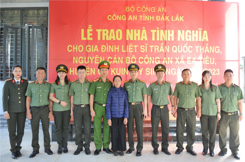 Cán bộ, chiến sĩ Công an tỉnh Đắk Lắk cùng mẹ của Liệt sỹ Trần Quốc Thắng. Cán bộ, chiến sĩ Công an tỉnh Đắk Lắk cùng mẹ của Liệt sỹ Trần Quốc Thắng.