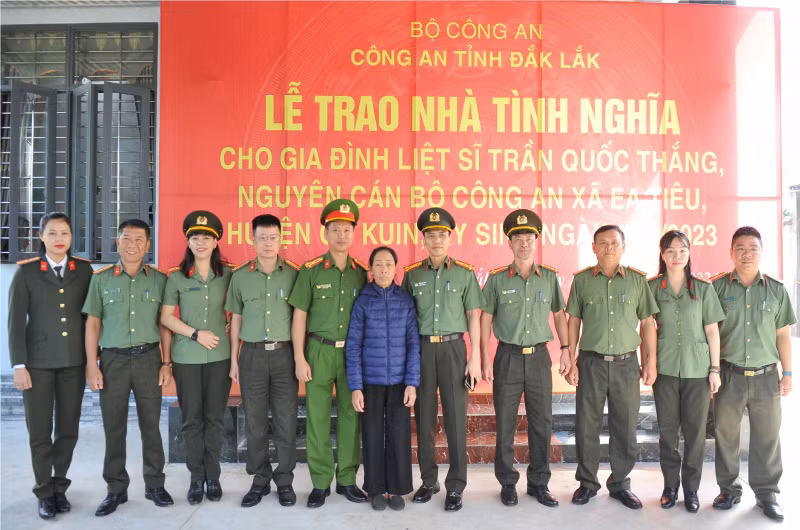 Cán bộ, chiến sĩ Công an tỉnh Đắk Lắk cùng mẹ của Liệt sỹ Trần Quốc Thắng.