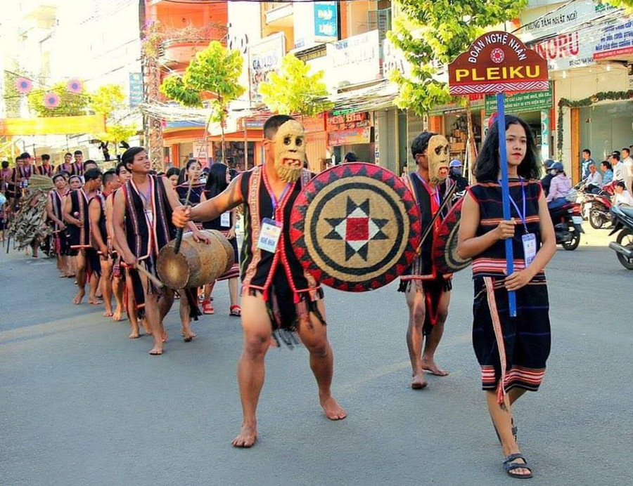 Anh Bơn (người đánh trống) tham gia Đoàn nghệ nhân Pleiku tham gia biểu diễn đường phố nhân Tuần Văn hóa Du lịch Gia Lai 2023 (ảnh nhân vật cung cấp).