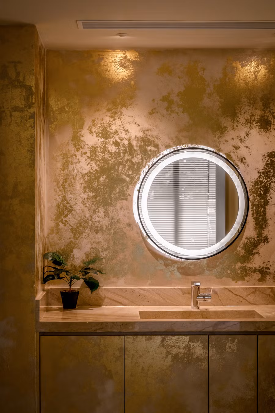 Đèn trang trí là một trong những thứ không thể thiếu, kết hợp với gạch kính góp phần tạo nên một không gian lấp lánh và lung linh.