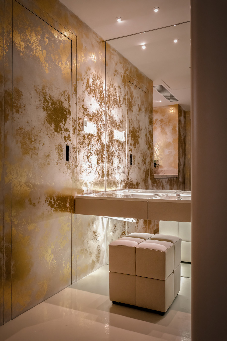 Không gian trang điểm được dát vàng 24K. Không gian trang điểm được dát vàng 24K.