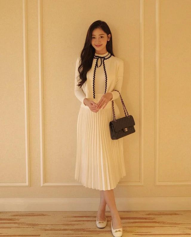 Khoác lên mình một vẻ ngoài mới lạ cùng áo cardigan và chân váy xếp ly. Lựa chọn gam màu trắng kem trong trẻo được nhấn nhá bởi chiếc nơ nhỏ xinh cùng thiết kế cổ cao ôm nhẹ, tất cả giúp người mặc trở nên dịu dàng như một nàng tiểu thư trong những ngày gió về. Chiếc áo khoác dài tay không chỉ mang lại sự ấm áp mà còn thể hiện nét đẹp nổi bật và thu hút của mỗi cô gái. Sự đơn giản với chút sắc sảo đã làm tôn lên vẻ nữ tính và dịu dàng của nàng trong mùa mốt năm nay