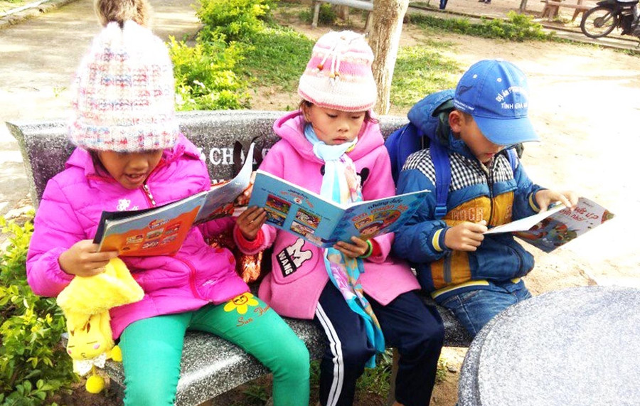 Học sinh Trường Tiểu học và THCS Tơ Tung (xã Tơ Tung, huyện Kbang) thích thú đọc truyện tranh. Ảnh: Ngọc Minh Học sinh Trường Tiểu học và THCS Tơ Tung (xã Tơ Tung, huyện Kbang) thích thú đọc truyện tranh. Ảnh: Ngọc Minh