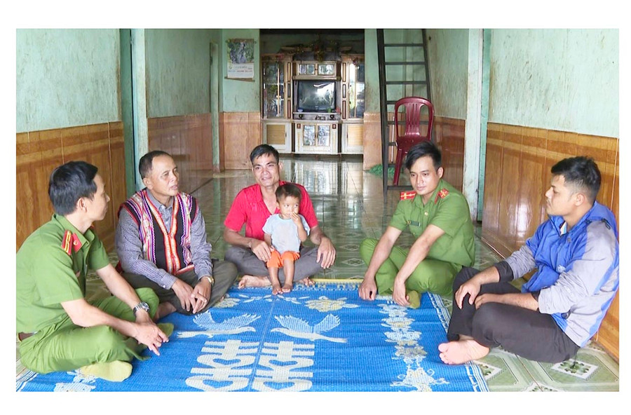 Lực lượng Công an phối hợp tuyên truyền, vận động giúp người dân nhận ra hành vi sai trái, từ bỏ “Tin lành Đê ga”, trở về sinh hoạt trong tôn giáo được Nhà nước công nhận. Ảnh: M.N