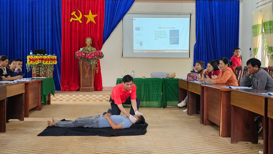 Tập huấn kỹ năng sơ cấp cứu ban đầu. Ảnh: Mỹ Đức Tập huấn kỹ năng sơ cấp cứu ban đầu. Ảnh: Mỹ Đức