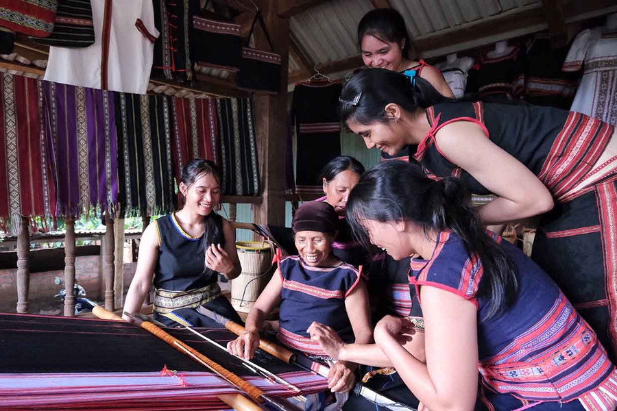 Tổ liên kết dệt thổ cẩm gắn với phát triển du lịch cộng đồng Ia Mơ Nông (huyện Chư Păh) có thể phát triển lên HTX du lịch cộng đồng. Ảnh: M.C Tổ liên kết dệt thổ cẩm gắn với phát triển du lịch cộng đồng Ia Mơ Nông (huyện Chư Păh) có thể phát triển lên HTX du lịch cộng đồng. Ảnh: M.C