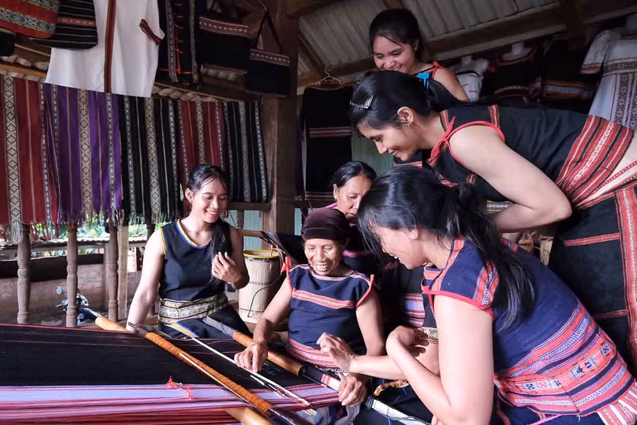 Tổ liên kết dệt thổ cẩm gắn với phát triển du lịch cộng đồng Ia Mơ Nông (huyện Chư Păh) có thể phát triển lên HTX du lịch cộng đồng. Ảnh: M.C