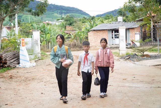 Đầu tuần, học sinh tại làng Kon Ktủ đem theo gạo, thức ăn đến trường. Ảnh: ĐỨC NHẬT